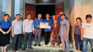 Khen thưởng nam sinh lớp 10 lao ra biển cứu 2 người giữa dòng xoáy