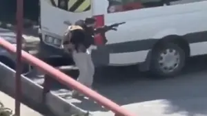 Khoảnh khắc cảnh sát đấu súng kẻ khủng bố ở Istanbul