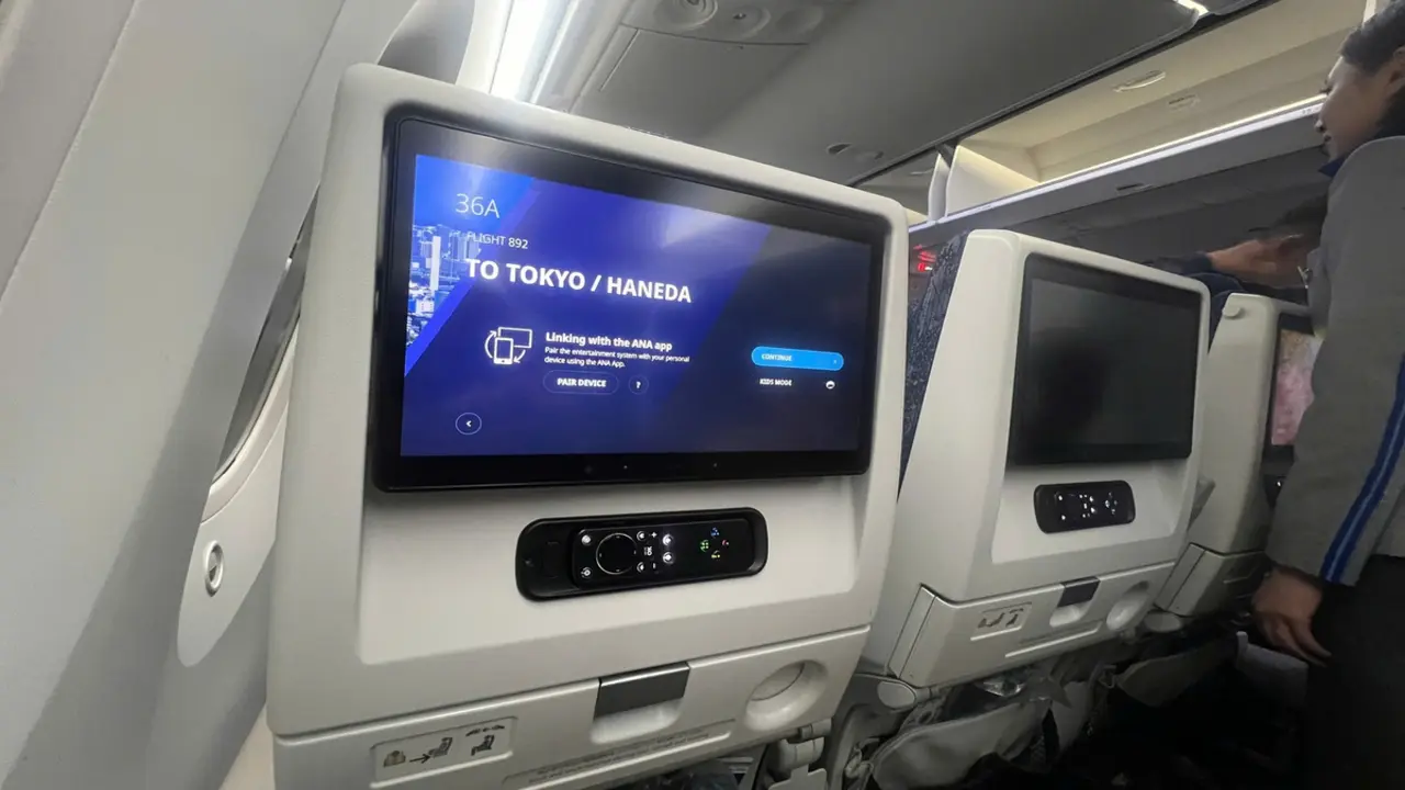 Lần đầu làm bác sĩ cấp cứu ở độ cao 10.000 mét