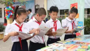 Lần đầu tiên ở Việt Nam, xã cung cấp miễn phí sách giáo khoa cho học sinh