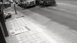 Lao ra trước đầu xe tải rồi dừng lại, người đàn ông thiệt mạng