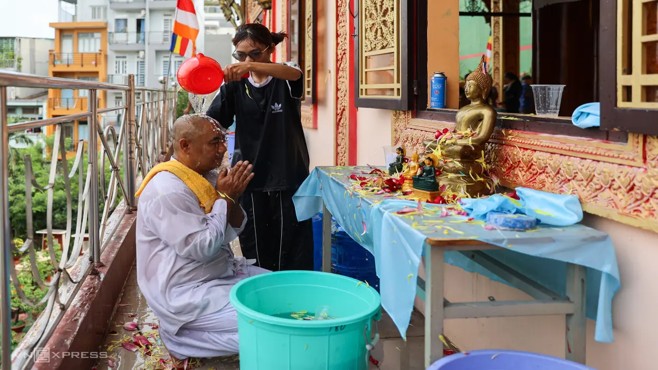 Lễ tắm cho cha mẹ trong Tết của người Khmer