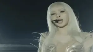 Lisa gây sốt toàn cầu với tạo hình thiên thần gợi cảm tại Coachella