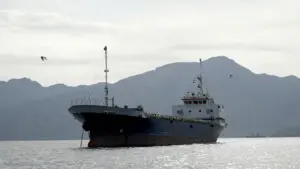 Loạt tàu ngần ngại qua eo biển Hormuz sau thông báo mở cửa