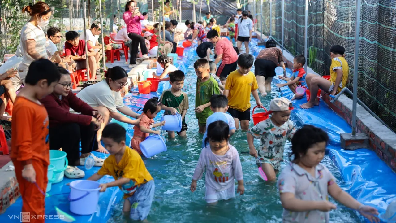 Lội ao, bắt cá trong quán cà phê vườn nho ở TP HCM