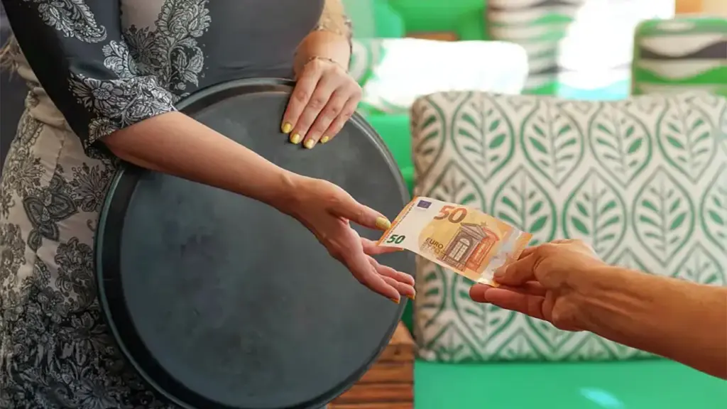 Lý do tiền boa bình thường ở Mỹ, bất thường ở châu Âu