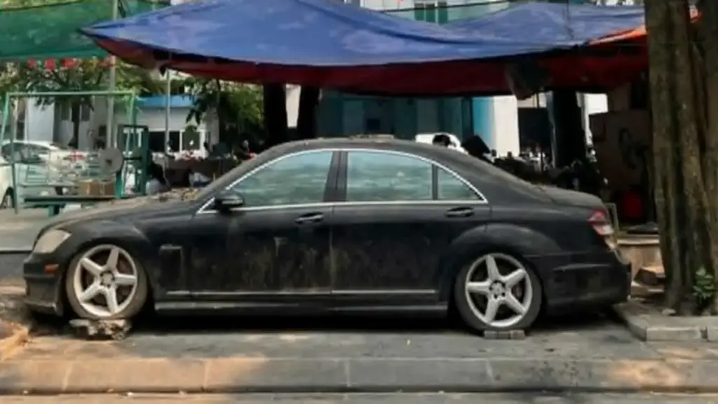 Mercedes S63 bị bỏ quên 10 năm trên vỉa hè Hà Nội