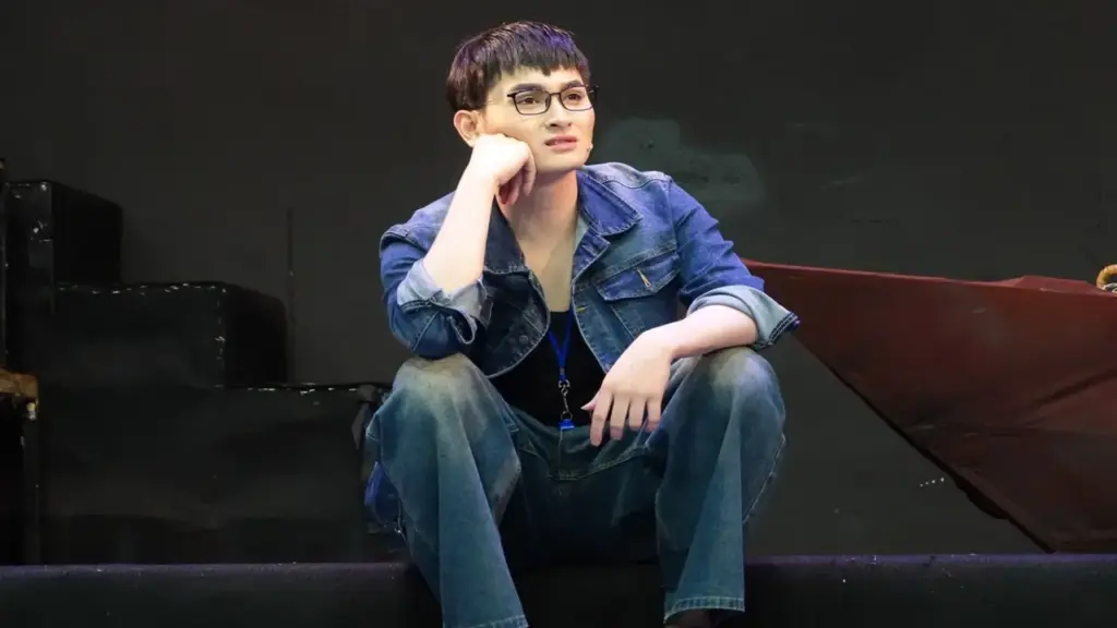 Minh Khải trong phim Bóng ma hạnh phúc gặp khán giả ở kịch Song trùng