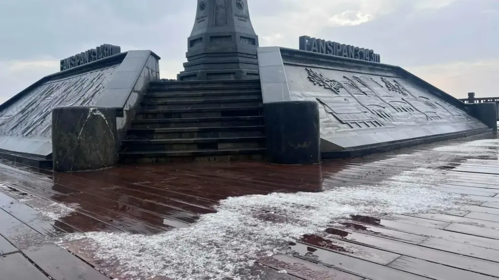 Mưa đá 30 phút trên đỉnh Fansipan