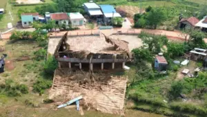 Mưa đá kèm dông lốc cuốn bay mái nhà, gia đình 10 người phải đi ở nhờ