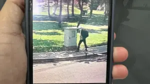 Nam sinh ở TPHCM mất ba lô chứa laptop khi đang thi, camera ghi lại kẻ trộm