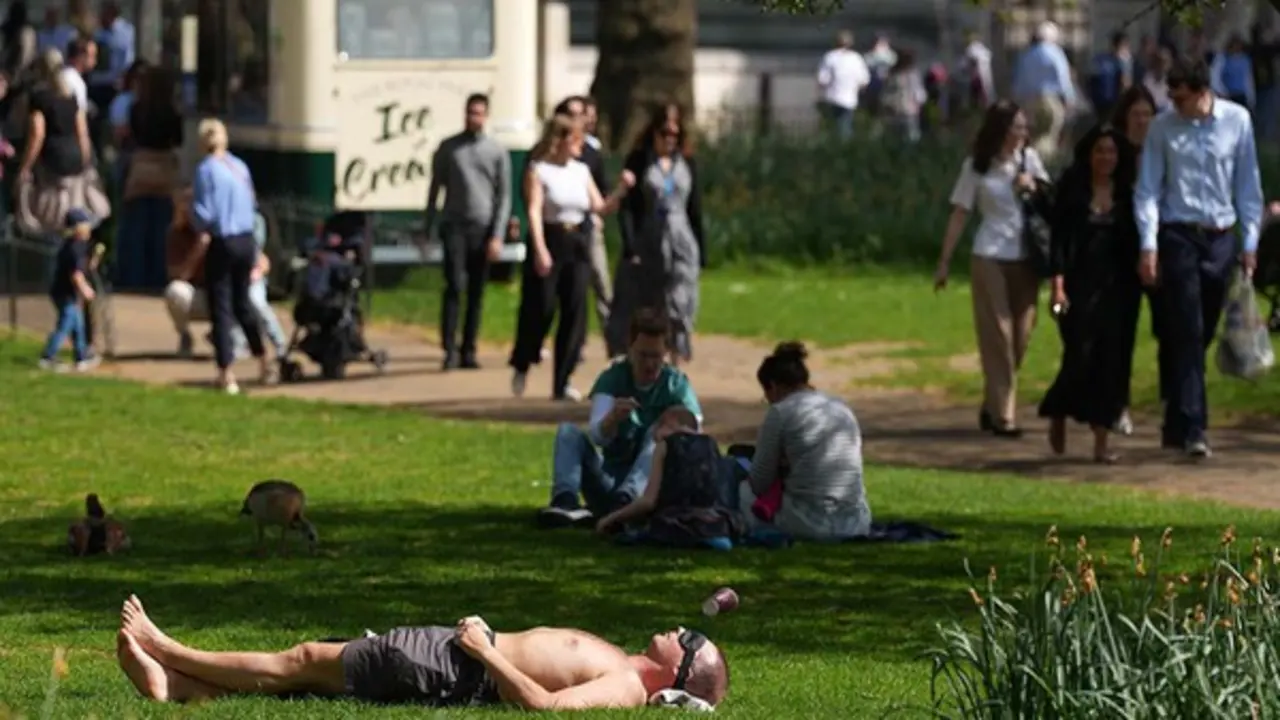 Nắng nóng bất thường, thế giới đối mặt khí hậu 'lệch chuẩn'