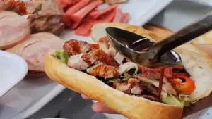 Nghệ An: Hơn 20 người nhập viện sau khi ăn bánh mì, Bộ Y tế chỉ đạo khẩn