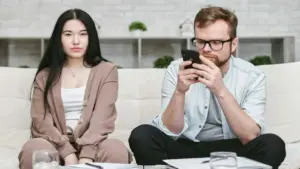 Ngoại tình 'mập mờ' – sóng ngầm tàn phá hôn nhân