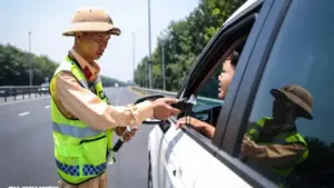 Ngồi ghế sau không thắt dây an toàn vẫn bị phạt, tài xế cũng liên đới trách nhiệm