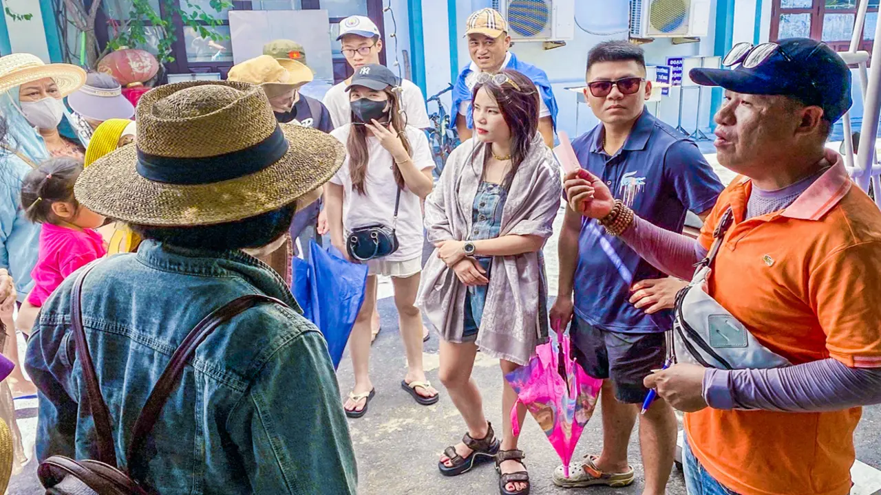 Người dân đảo Cù Lao Chàm đi học cách đón khách chuyên nghiệp