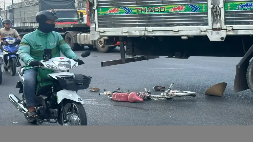 Người dân hô hoán tài xế dừng xe tải, cứu nữ công nhân bị cuốn vào gầm ô tô