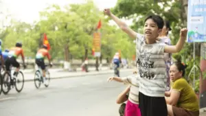 Người dân và du khách thành cổ hào hứng chứng kiến hàng trăm tay đua tranh tài