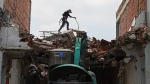 Người TP HCM dỡ nhà mở rộng quốc lộ 13 sau 25 năm dự án chậm trễ