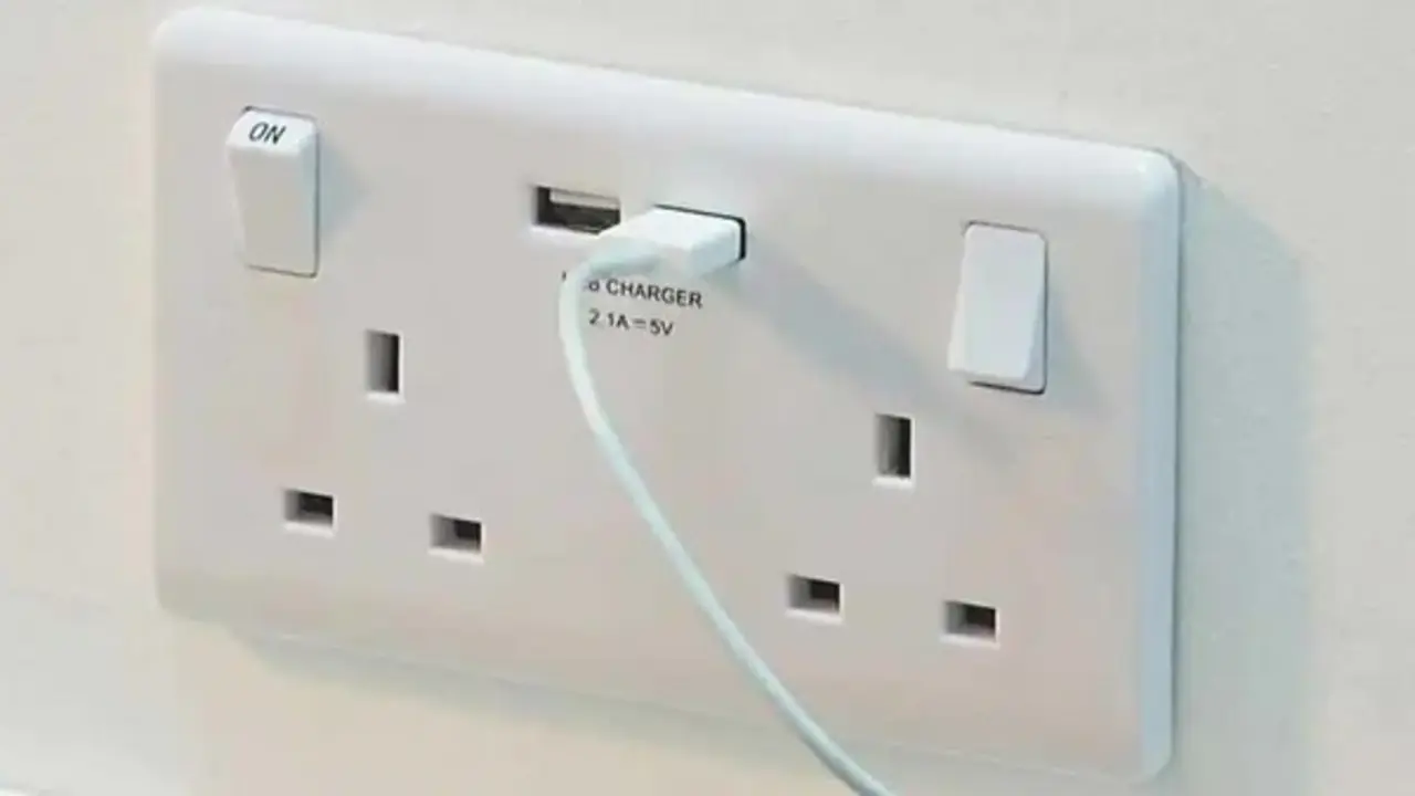 Nguy cơ tiềm ẩn từ ổ cắm điện USB nhiều người bỏ qua