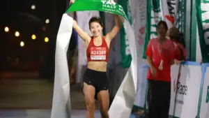 Nguyễn Thị Oanh và Nguyễn Trung Cường xuất sắc giành chức vô địch giải bán marathon Tây Hồ