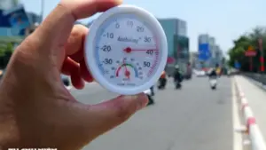 Nhiệt độ TP.HCM giữa trưa gay gắt, mặt đường hầm hập: Người dân tìm cách trốn nóng