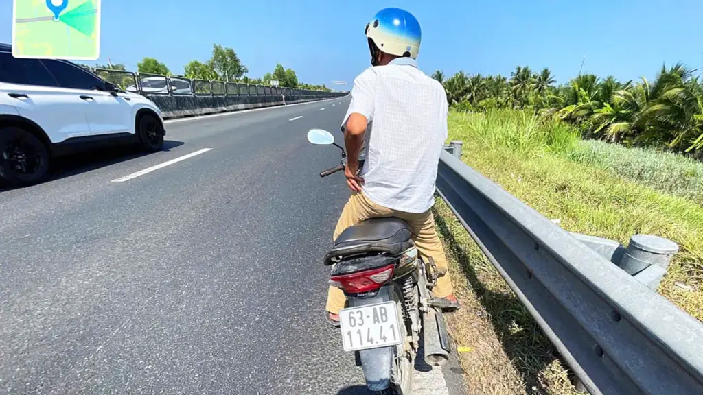Nhiều xe máy chạy vào cao tốc từ TP HCM đến Cần Thơ