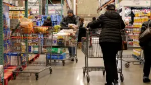 Niềm tin tiêu dùng của người Mỹ thấp kỷ lục