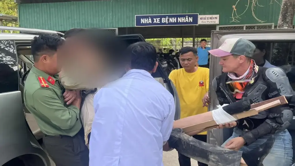 Nữ du khách Pháp gãy chân khi đi xe máy ở Măng Đen, được công an hỗ trợ kịp thời