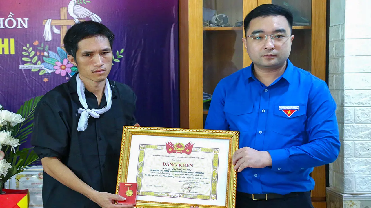 Nữ sinh tử vong khi cứu bạn đuối nước được tặng huy hiệu Tuổi trẻ dũng cảm