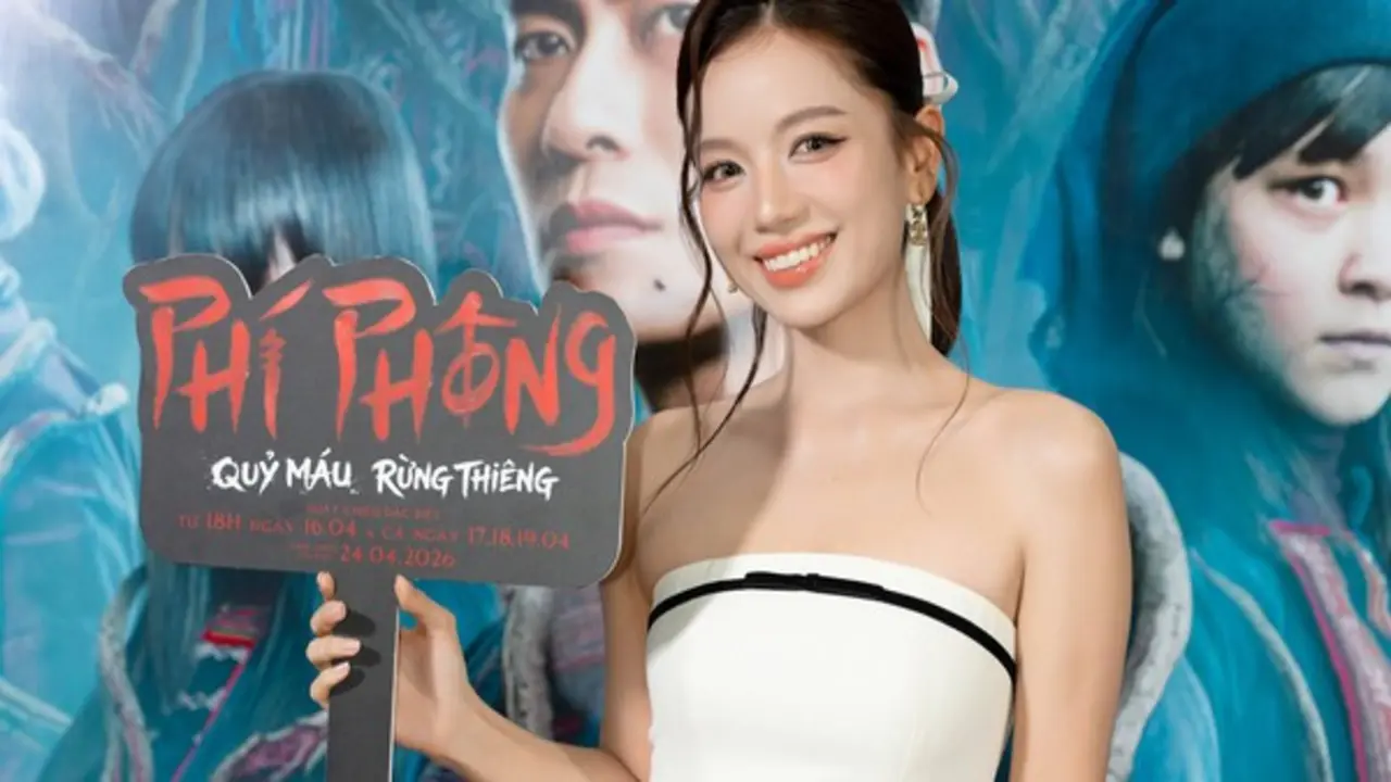 'O Hồng' của 'Mưa đỏ' mặc gợi cảm đọ sắc cùng Phương Anh Đào tại sự kiện
