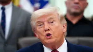 Ông Trump nói Iran 'không thể tống tiền chúng tôi' bằng eo biển Hormuz