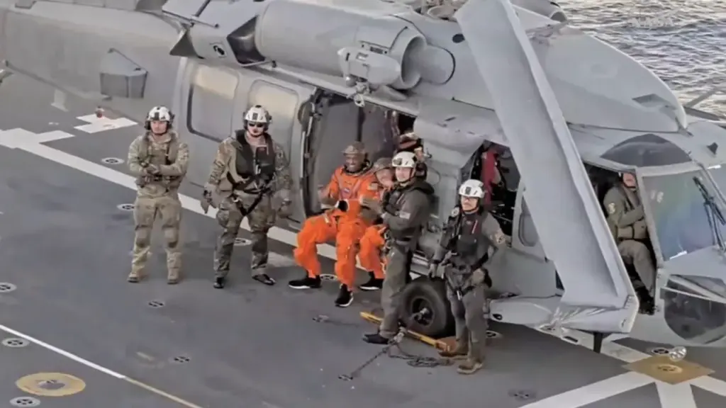 Phi hành đoàn Artemis II rời khỏi tàu Orion trên biển