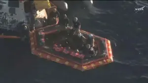 Phi hành đoàn Asrtemis II rời khỏi tàu Orion trên biển