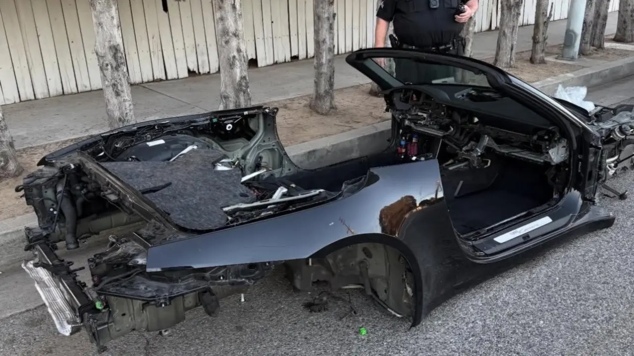 Porsche 911 đỗ ngoài đường bị trộm 'lột tận xương'