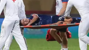 Quang Hải lên cáng sau va chạm mạnh với Quế Ngọc Hải