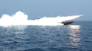 Rộ tin tàu Iran khai hỏa về phía tàu dầu tại eo biển Hormuz