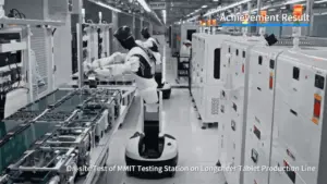 Robot hình người lần đầu lắp ráp tablet trong nhà máy