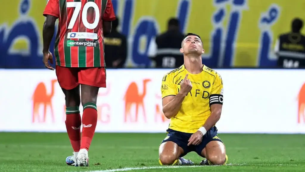 Ronaldo nôn ói ở trận thắng của Al Nassr