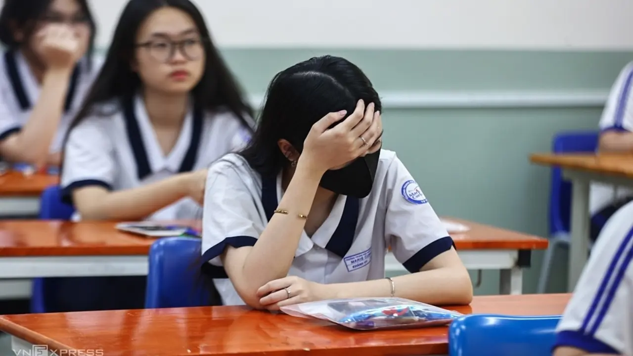 Sao không nâng chất lượng học chính khóa thay vì tăng tiết dạy thêm?