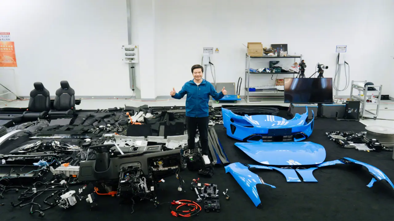 Sếp Xiaomi livestream cảnh bóc tách xe điện SU7