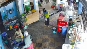 Shipper làm đổ hàng, chủ quán làm lại miễn phí: Cái kết khiến nhiều người xúc động