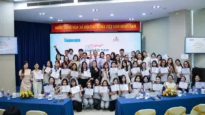 Sinh viên UEF gặp chính khách, nghệ sĩ khi học thực tế tại tòa soạn báo