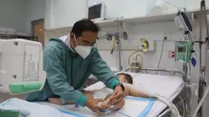 Sốt cao, ban mờ nhạt - 'bẫy' chết người của bệnh tay chân miệng chủng EV71