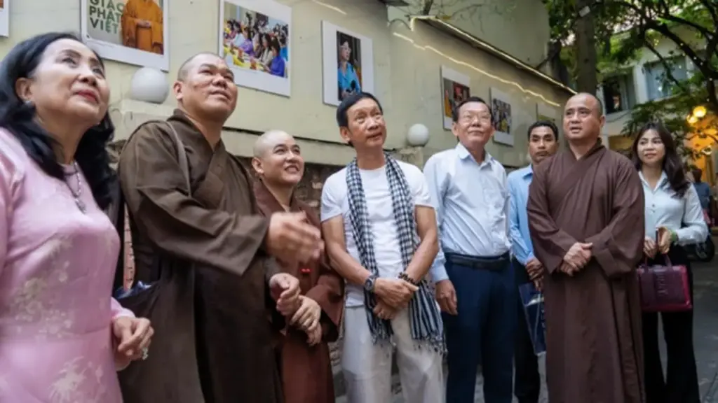 Sự tĩnh lặng của người tu hành và những phận đời vượt bóng tối qua bộ ảnh giàu cảm xúc