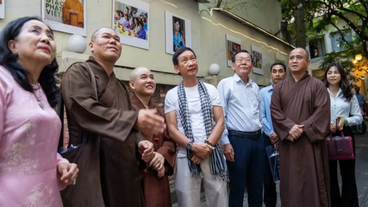 Sự tĩnh lặng của người tu hành và những phận đời vượt bóng tối qua bộ ảnh giàu cảm xúc