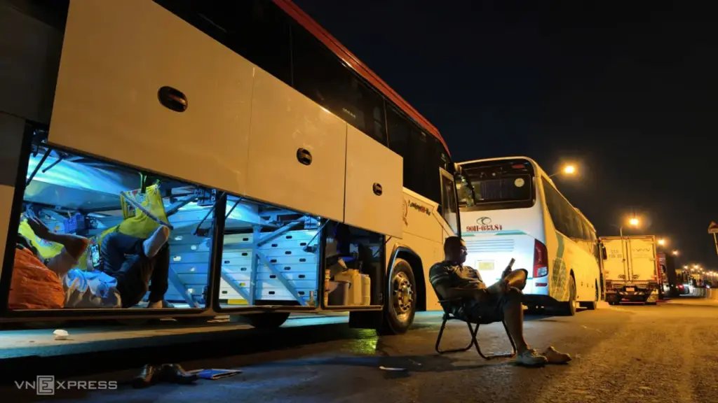 Tài xế mắc kẹt xuyên đêm trên cầu Phú Mỹ sau tai nạn 6 ôtô