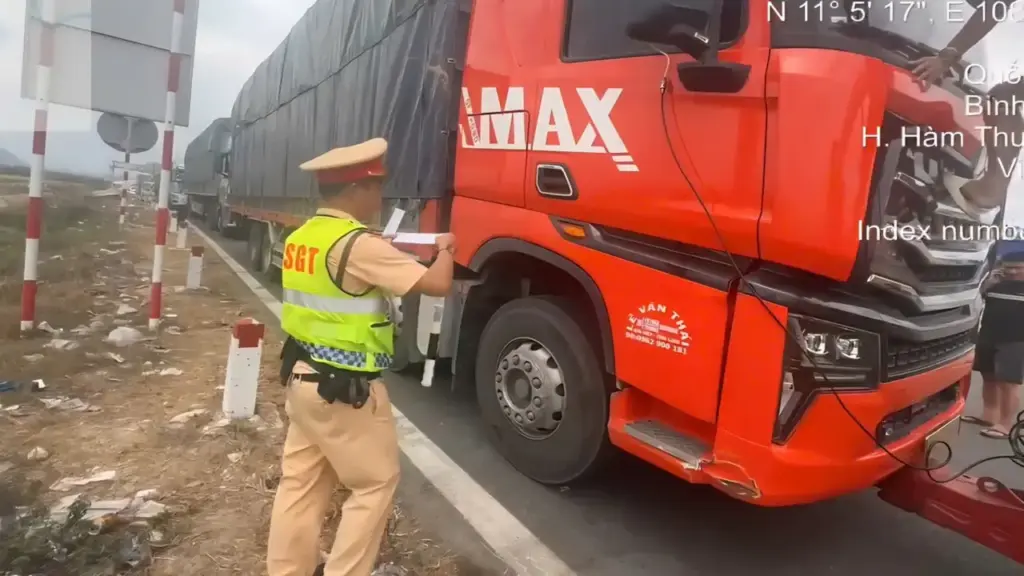 Tài xế và chủ xe tải chở hàng quá khổ, không có giấy phép lái xe trên cao tốc bị phạt 126 triệu đồng