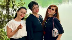 Tam ca 3A ngẫu hứng hát bên Hồ Gươm