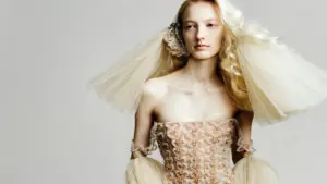 Thiết kế ‘Cành vàng lá ngọc’ của Phan Huy lên Vogue Hong Kong sau sàn diễn Paris